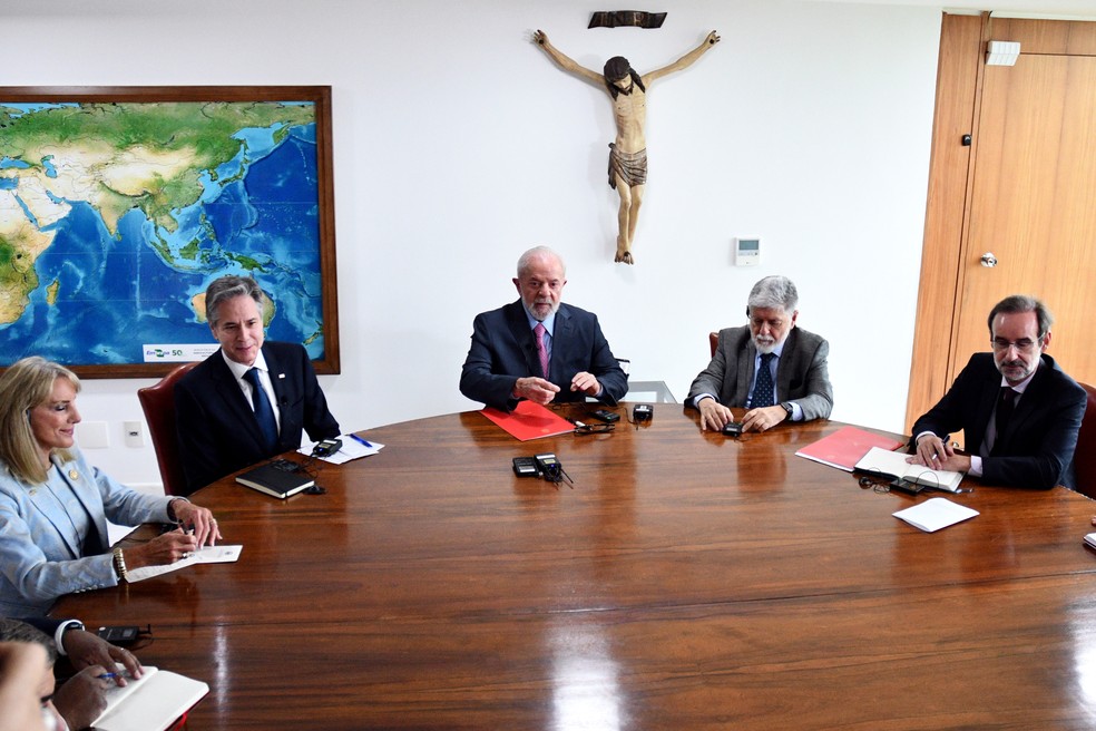 O presidente Luiz Inácio Lula da Silva (centro) recebe o secretário de Estado dos Estados Unidos, Antony Blinken, no Palácio do Planalto, em Brasília, no âmbito da reunião de chanceleres do G20, antes de Blinken embarcar para o Rio de Janeiro — Foto: Cláudio Reis/Enquadrar/Estadão Conteúdo