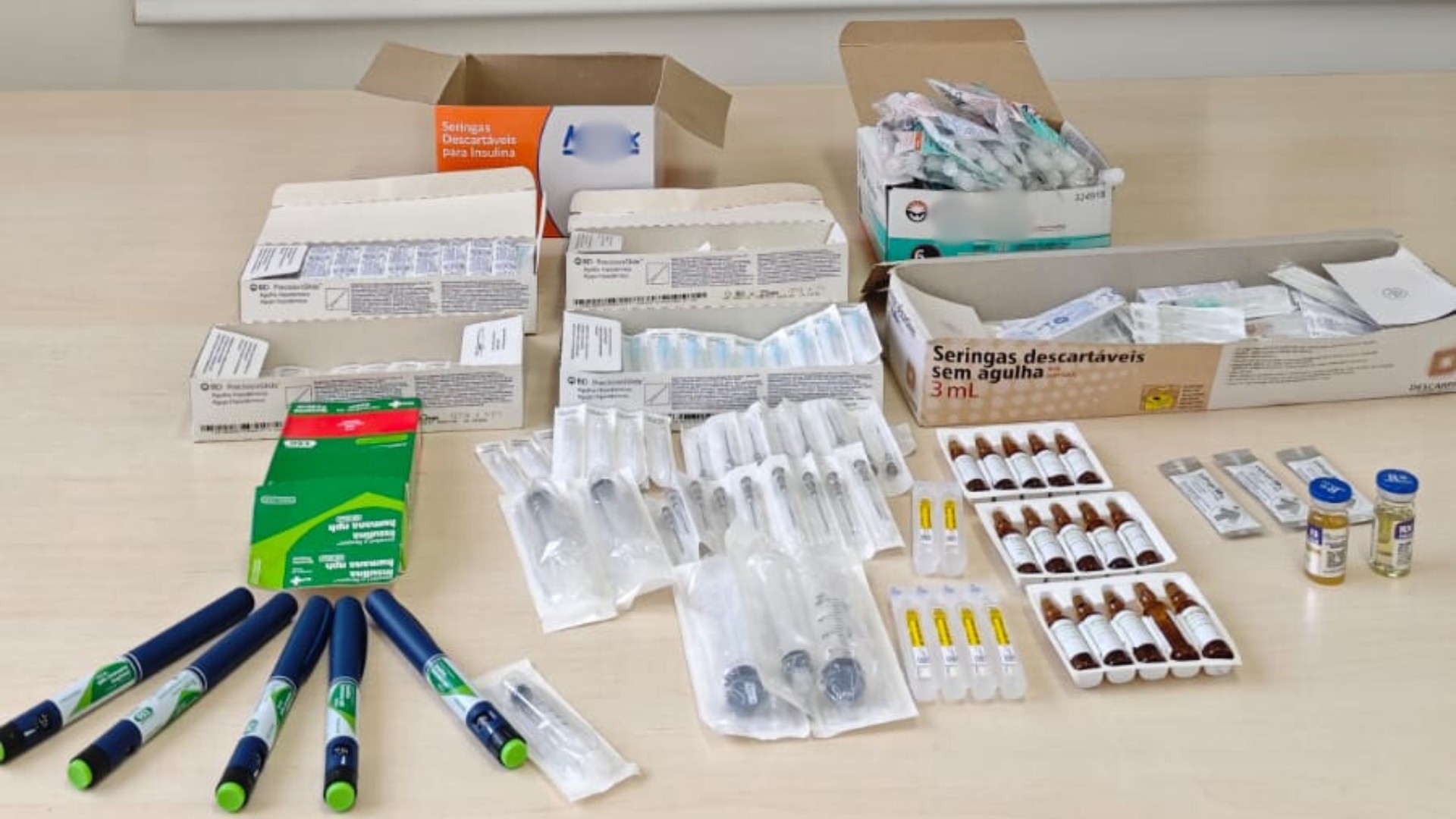 Mulher é presa suspeita de fornecer medicamentos sem registro em imóvel usado como academia para idosos