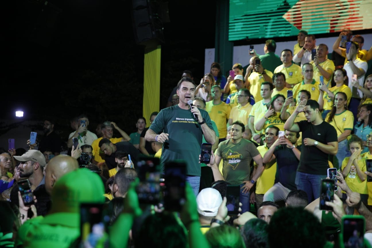 Flávio Bolsonaro diz que governo usa PF para perseguir oposição e interferir em eleições