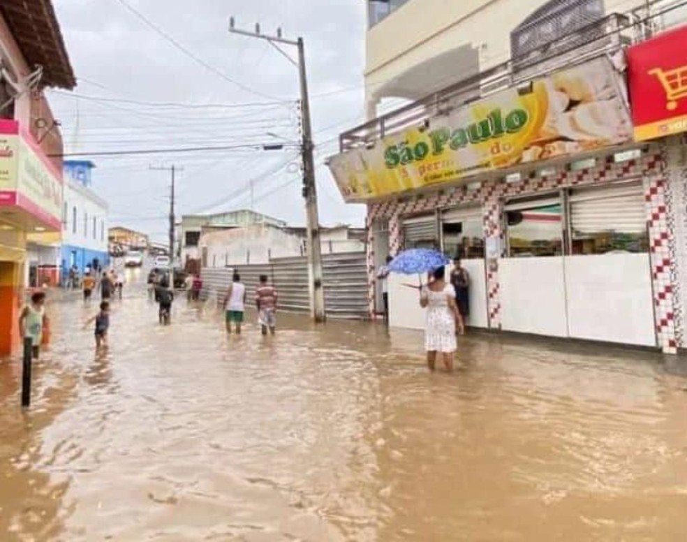 Cidade de Dário Meira, no sul do estado, fica alagada após fortes chuvas — Foto: Blog do Seninha