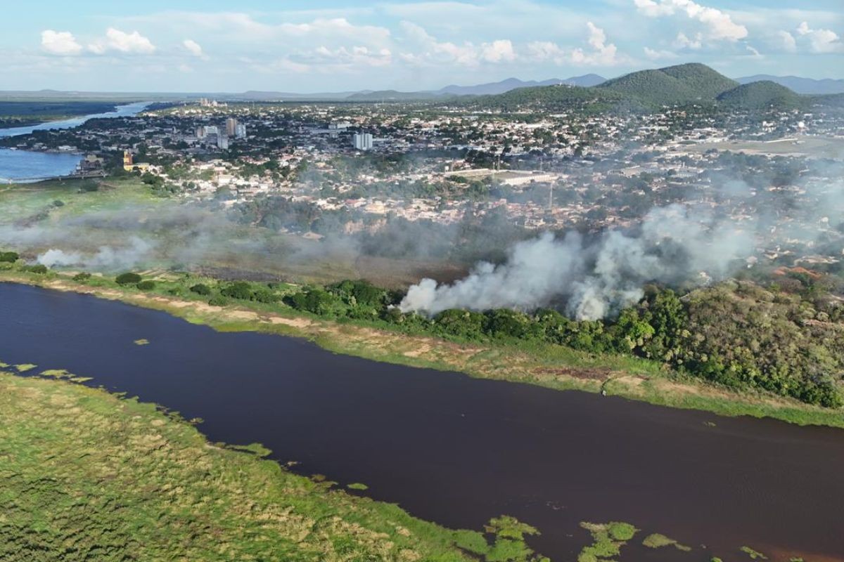 VÍDEO: incêndio atinge vegetação às margens do Rio Paraguai em MS