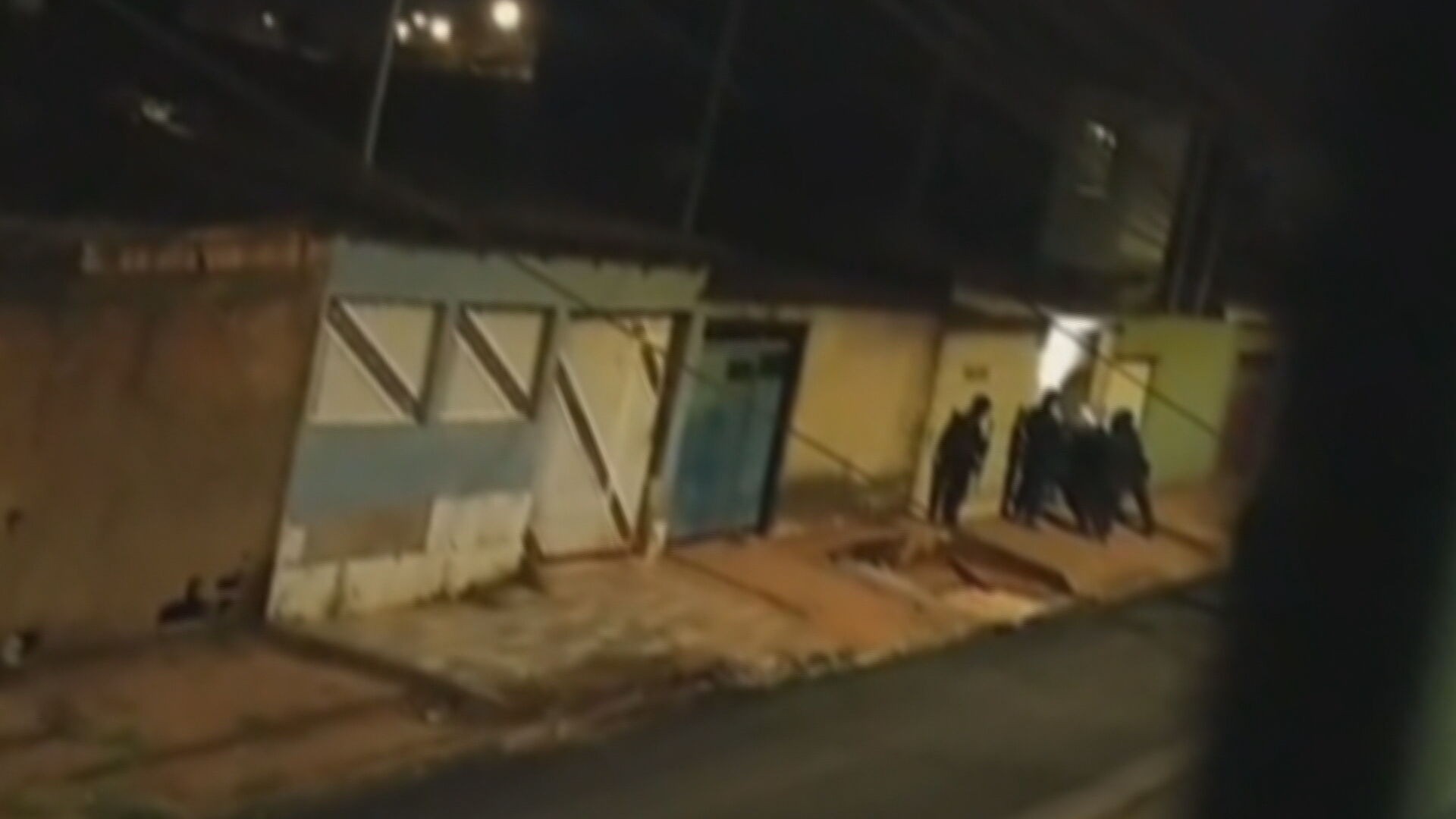 Moradores denunciam que policiais invadiram casa errada durante operação em Ceilândia; veja VÍDEO