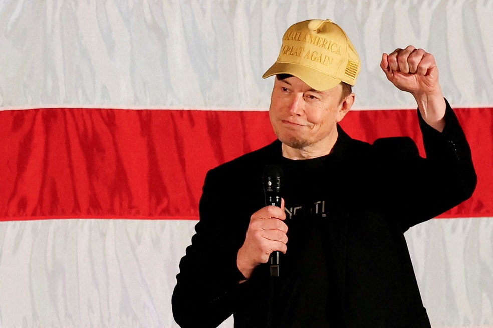 O CEO da Tesla e proprietário do X, Elon Musk, que apoia o candidato Donald Trump, discursa na Pensilvânia, em 17 de outubro de 2024 — Foto: REUTERS/Rachel Wisniewski