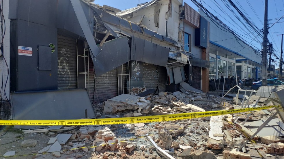 Destroços de prédio comercial que desabou no Recife — Foto: Luna Markman/TV Globo