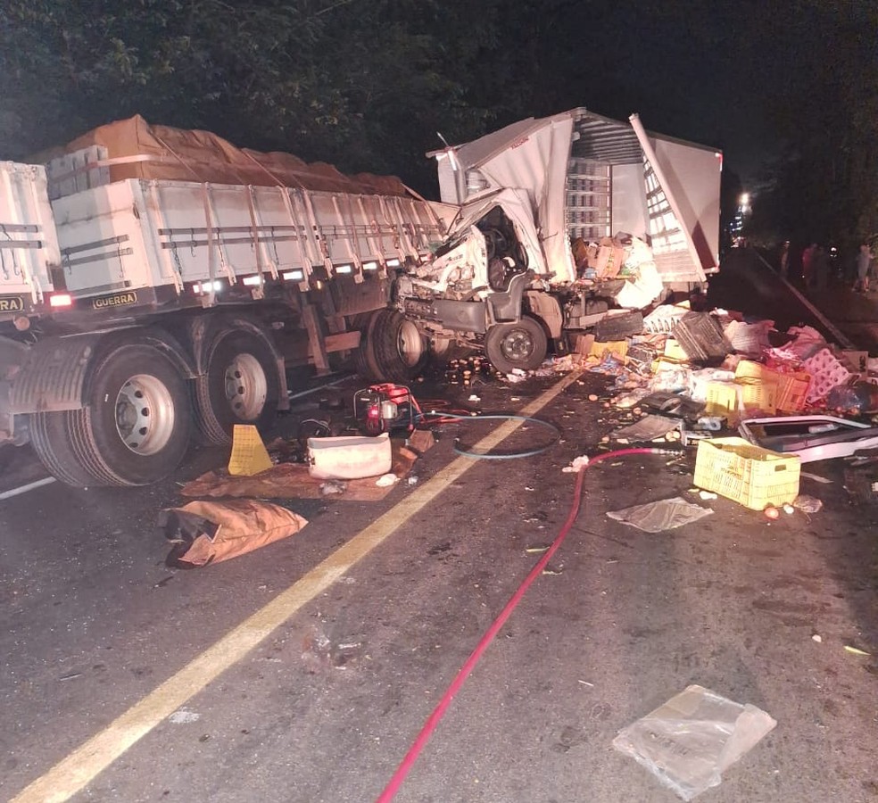 Cargas ficaram espalhadas pela pista — Foto: Soldado De Almeida/Governo do Tocantins