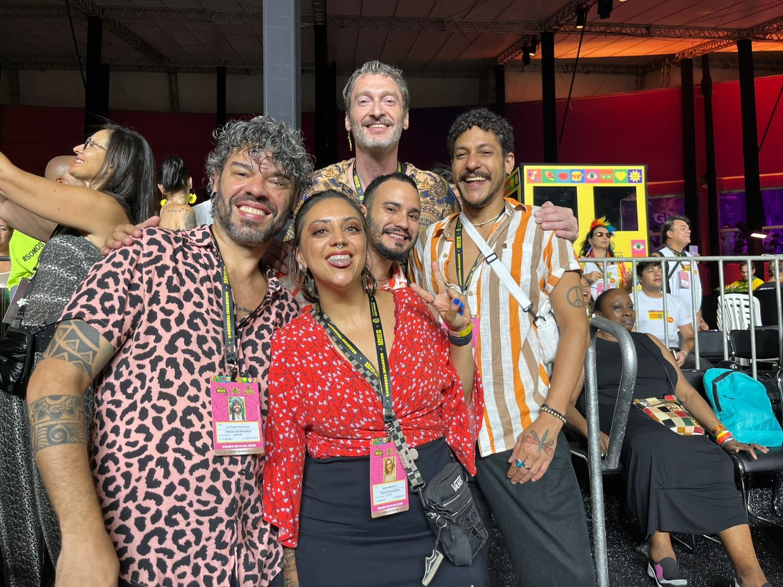 Amigos surdos, 4 irmãos cegos e um menino autista vivem carnaval em área inclusiva no Sambódromo