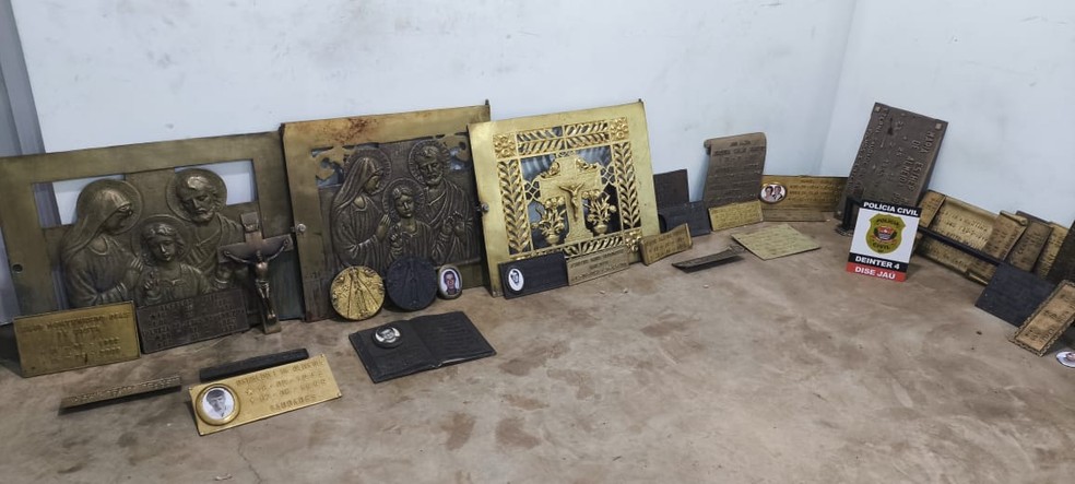 1 de 2
Mais de 100 placas de túmulos foram furtadas do Cemitério de Jaú — Foto: Polícia Civil