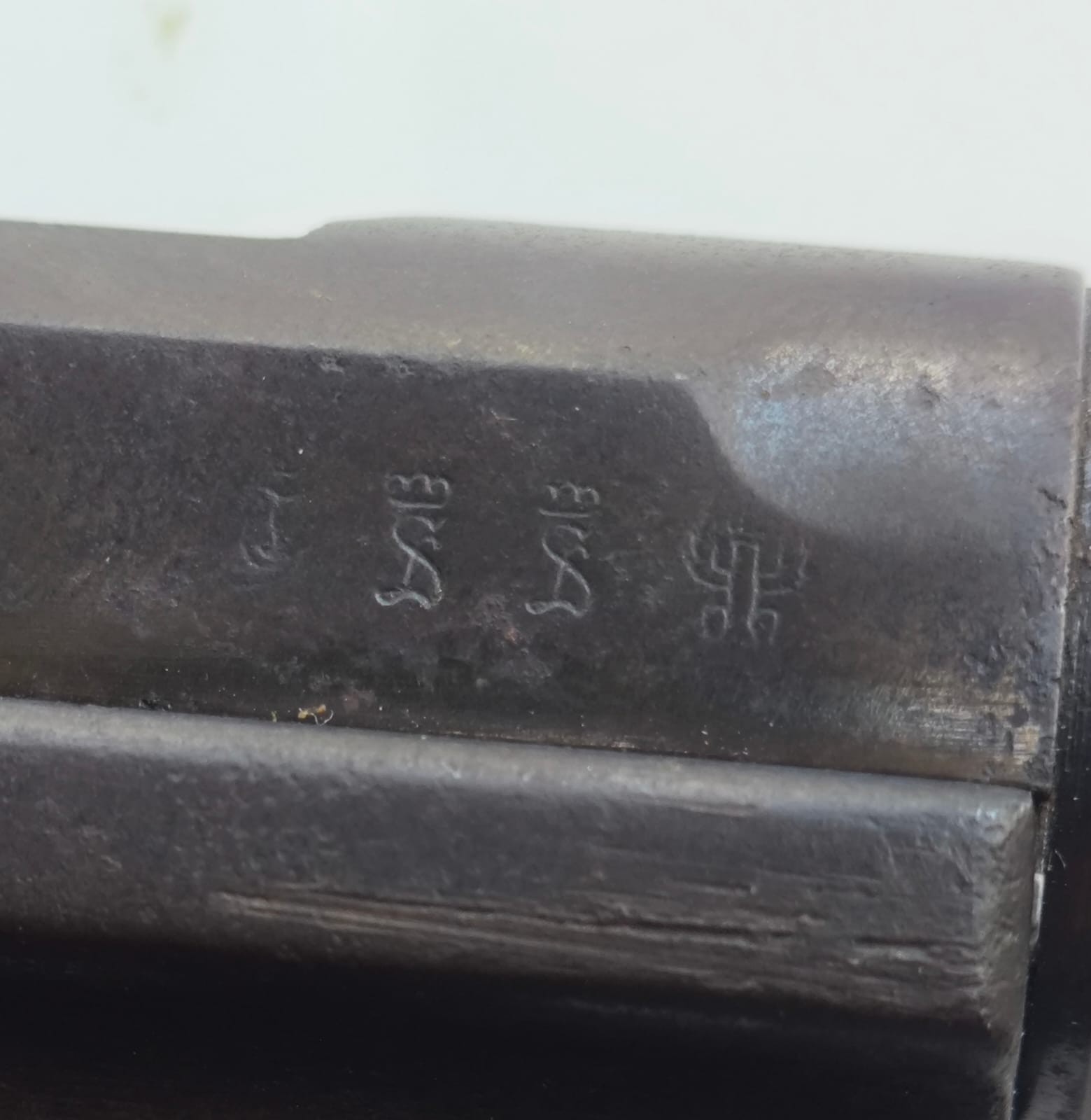 Polícia apreende pistola com símbolo de grupo paramilitar da 2ª Guerra Mundial