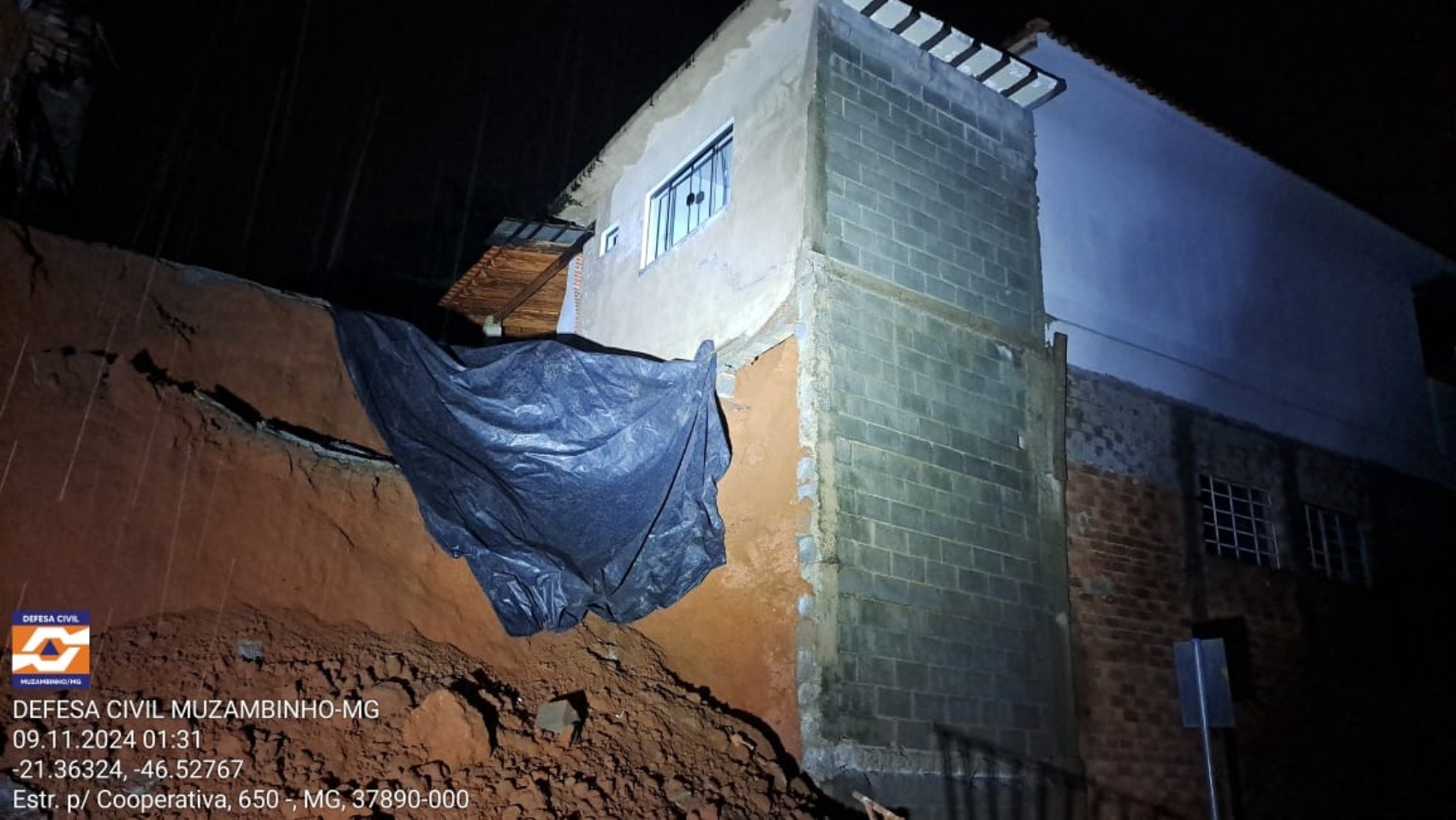 Muro de arrimo desaba devido a infiltração e compromete estrutura de casa em Muzambinho, MG