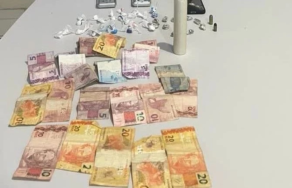 Mulher é presa por suspeita de vender drogas dentro de uma barbearia em São Luís — Foto: Divulgação/Polícia Civil