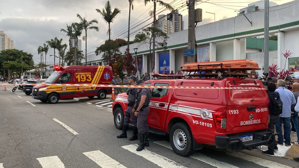 Bombeiros na Prefeitura de Osasco — Foto: Abraão Cruz/TV Globo