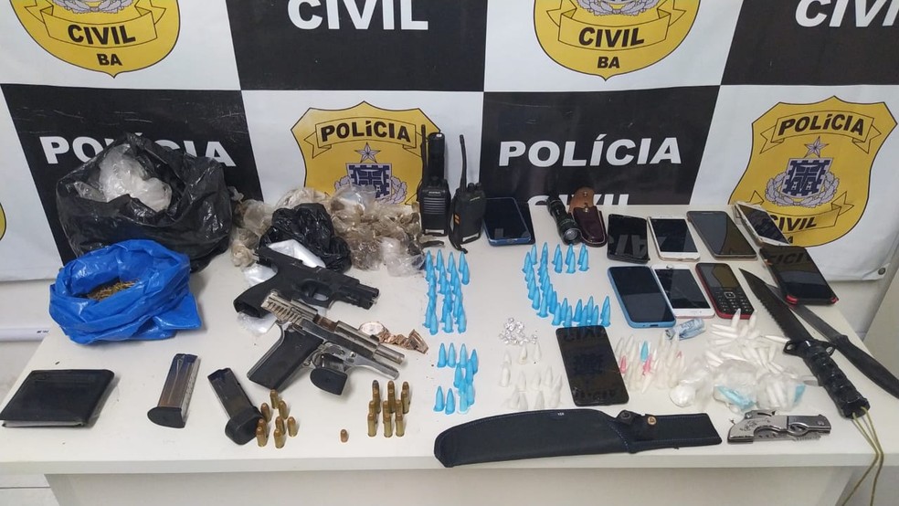 Com o trio foram apreendidos duas pistolas, carregadores, munições, rádios comunicadores e porções de drogas. — Foto: Divulgação/Polícia Civil