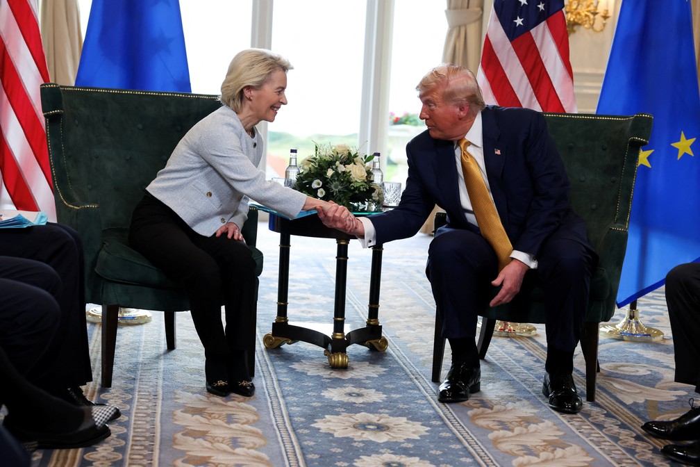 Ursula von der Leyen e Donald Trump fecham acordo de tarifas de 15% na Escócia — Foto: Evelyn Hockstein/Reuters
