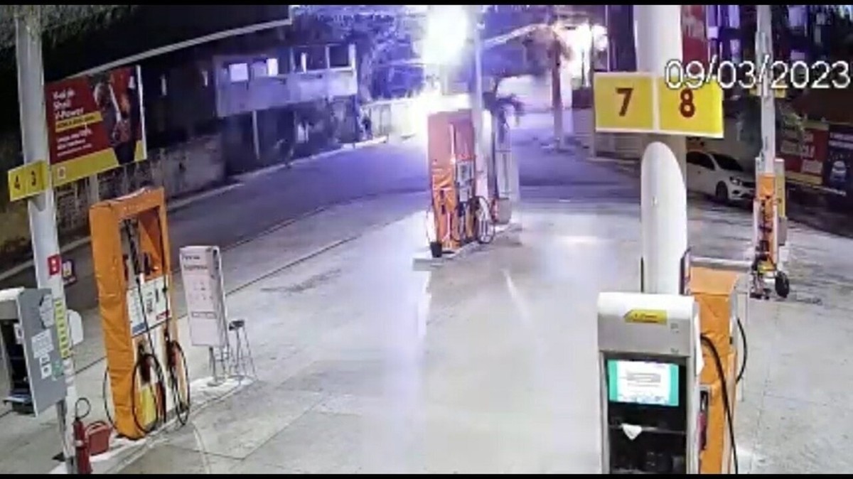 Câmera de segurança flagra momento em que viatura da PM colide e arranca  postes em Maceió