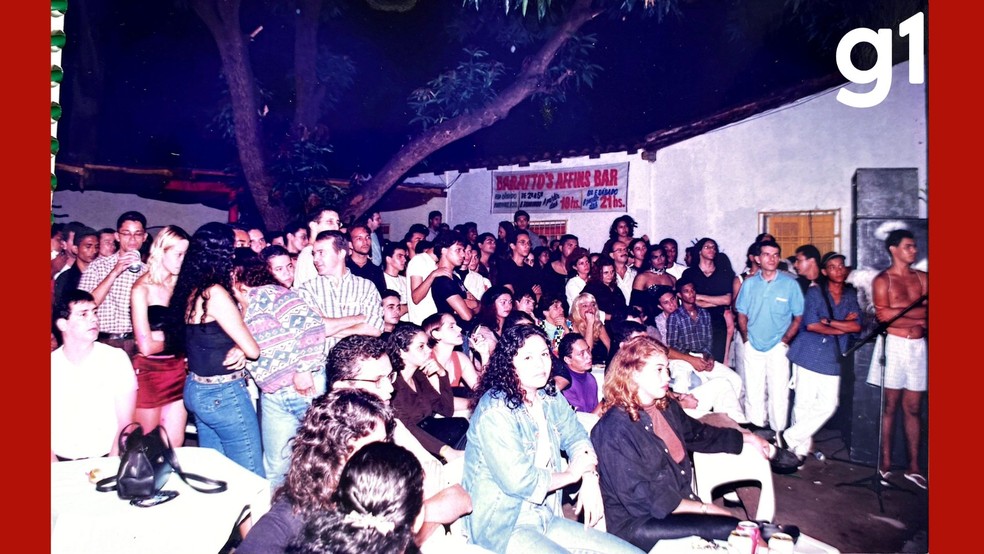 A caminhada espontânea durante a festa de Halloween de 1997 é considerada pelos organizadores o marco da primeira Parada do Orgulho LGBTQIAPN+ informal de Cuiabá. — Foto: Reprodução