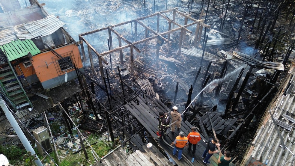 Bombeiros combatem incêndio que destruiu mais de 30 casas em Manaus — Foto: Secom