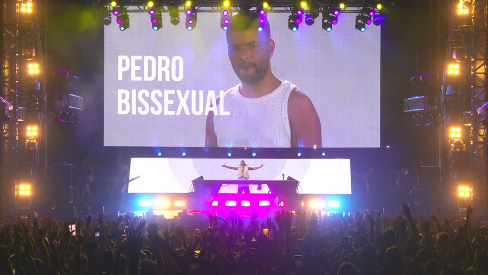 Telão mostra as palavras "Pedro Sampaio bissexual" durante o show do DJ no Lollapalooza 2023 — Foto: Reprodução/Multishow