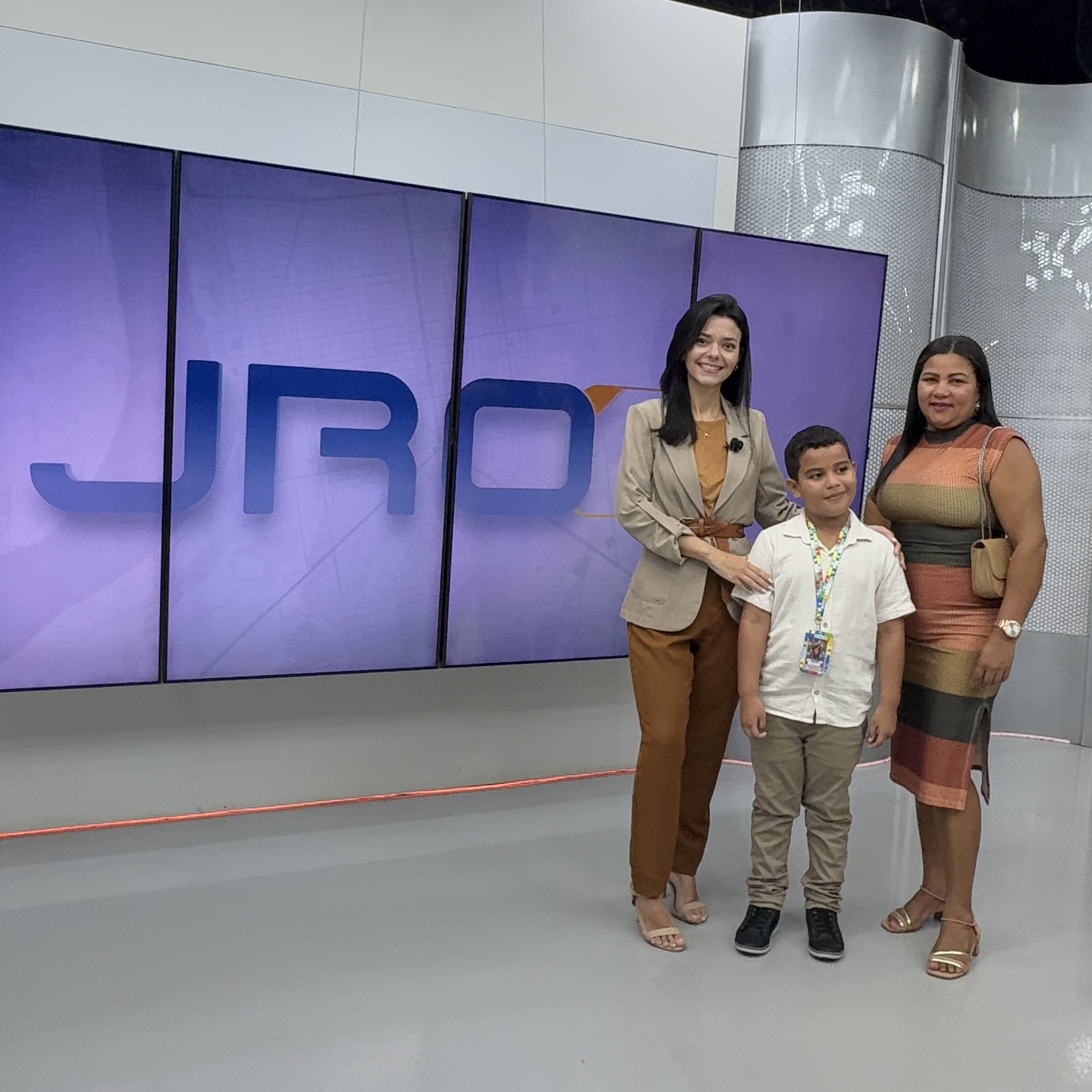 Menino com autismo realiza sonho de conhecer estúdio da Rede Amazônica em RO