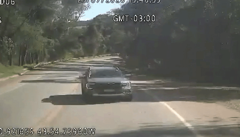 Câmera flagra batida entre caminhonete e carreta na BR-356; helicóptero resgatou vítima
