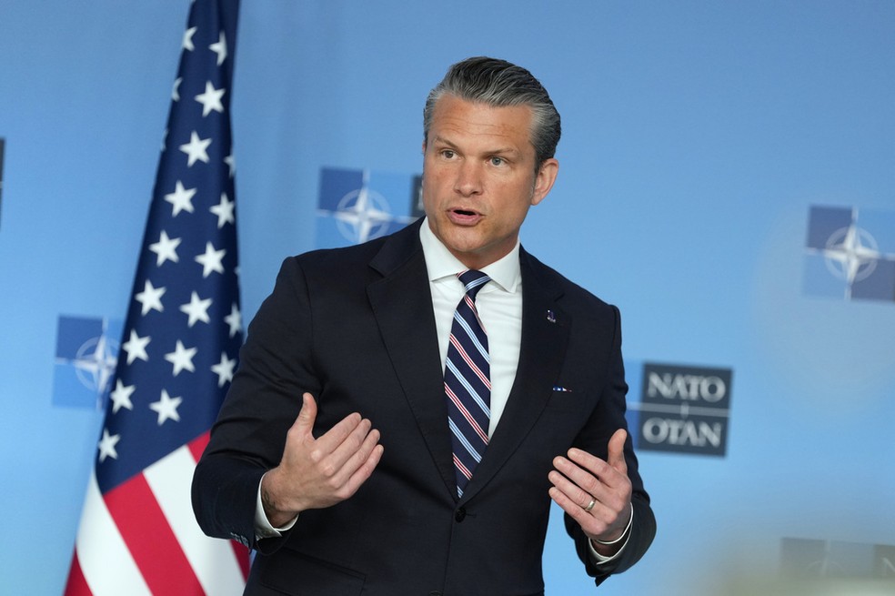 O secretário de Defesa dos Estados Unidos, Pete Hegseth, fala durante uma declaração à imprensa ao chegar para uma reunião de ministros da defesa da OTAN na sede da organização em Bruxelas, quinta-feira, 18 de junho de 2026. — Foto: AP Photo/Virginia Mayo