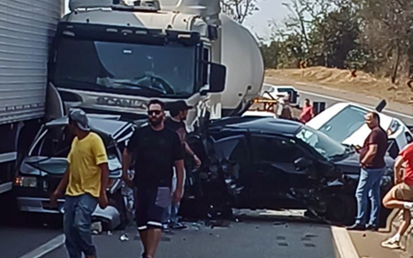 Engavetamento entre seis veículos deixa uma pessoa ferida na Fernão Dias, em Carmo da Cachoeira, MG