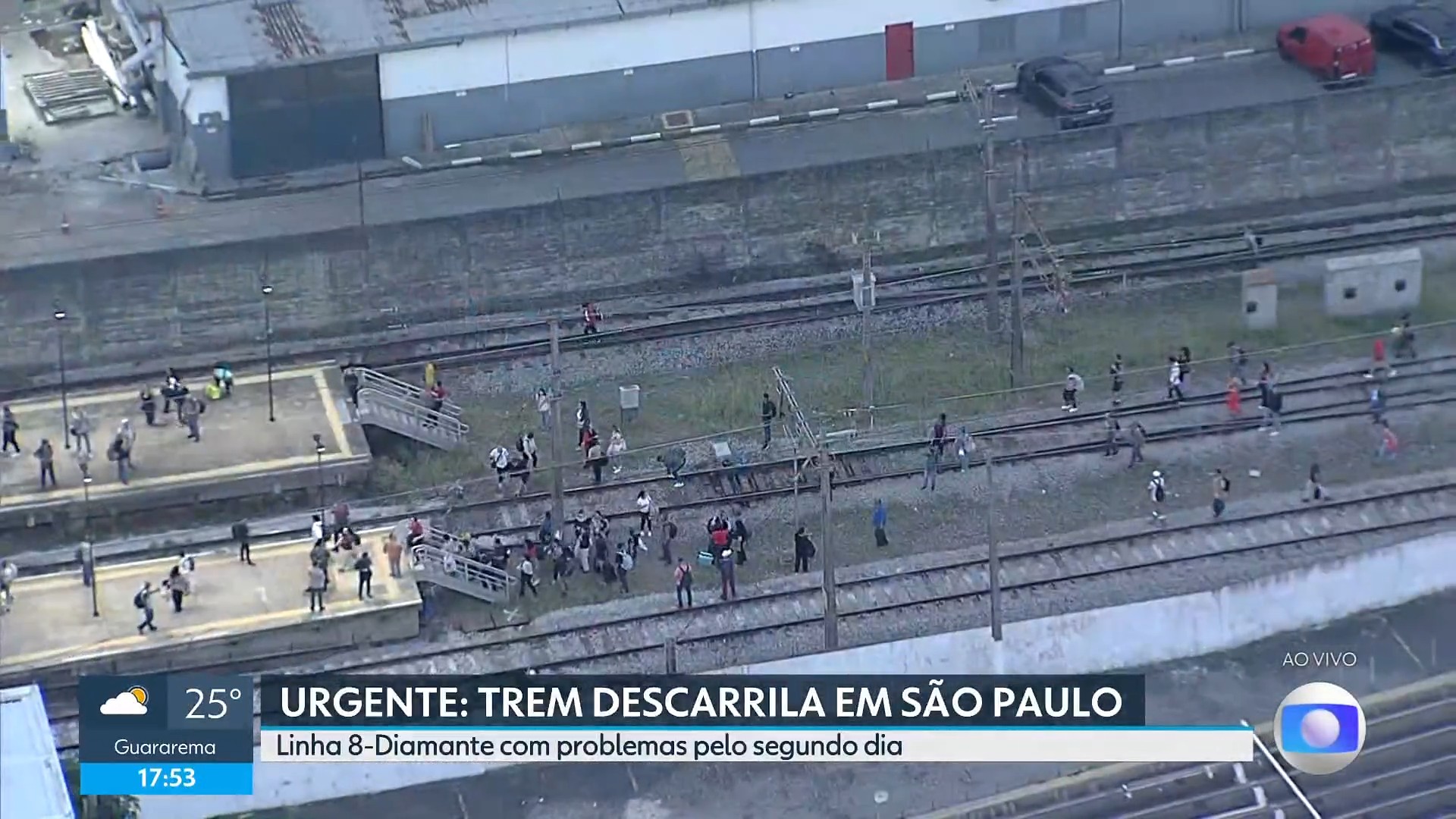 Trem descarrila na Linha 8-Diamante pelo 2º dia seguido, e passageiros caminham pelos trilhos em SP
