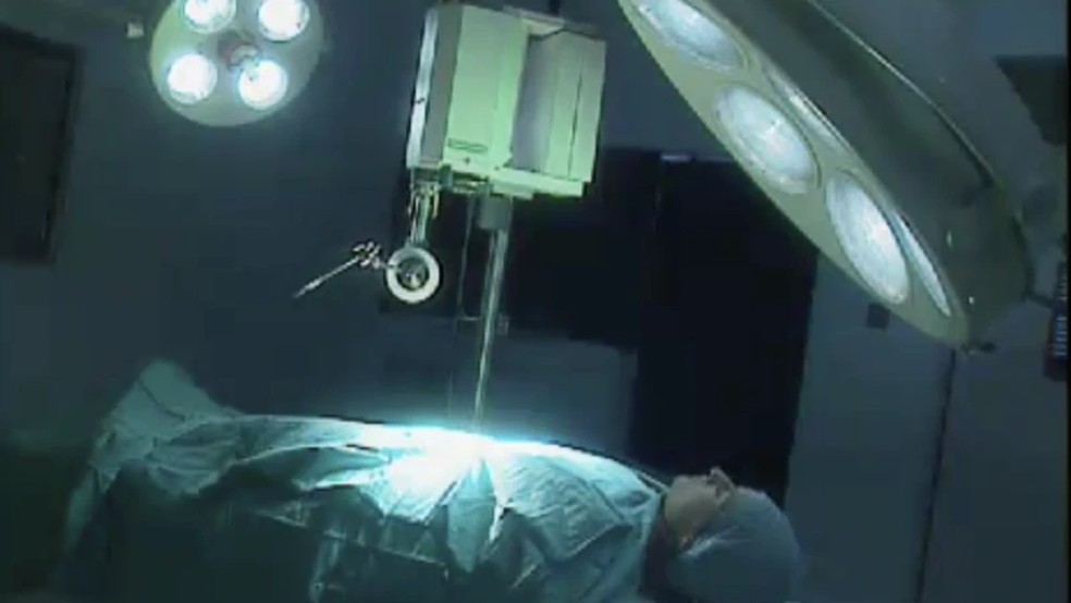 Tomorrow's World pensou que os pacientes seriam operados por robôs operados remotamente por um cirurgião de um local distante. — Foto: BBC