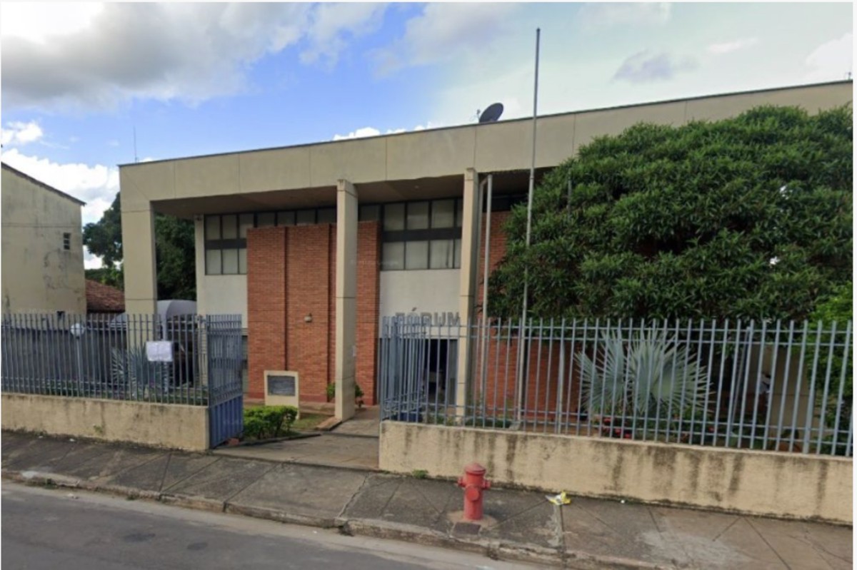 Prefeito é condenado a pagar R$ 10 mil por agredir morador com golpes de capacete e por difamação em MG