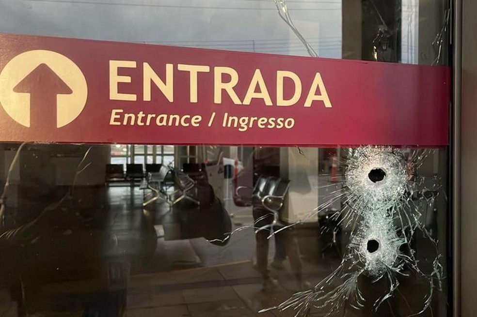 Marcas de tiro e estilhaços de vidro no aeroporto de Caxias do Sul — Foto: Marcos Cardoso/Agencia RBS