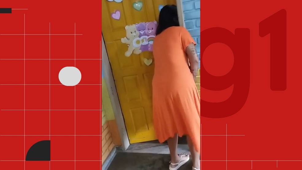 Diretora é filmada brincando com pênis de borracha em escola de Cachoeiro de Itapemirim, Espírito Santo. — Foto: Reprodução