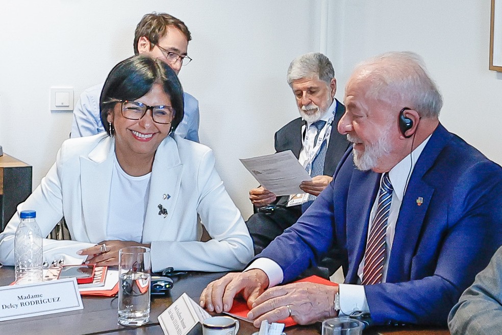 Bandeiras Venezuela Colômbia EUA simbolizando realinhamento geopolítico