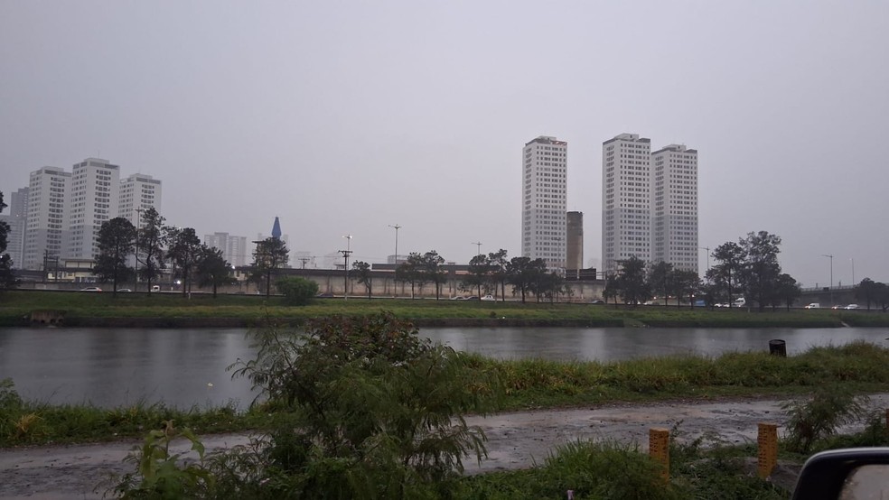 Marginal do Pinheiros tem trânsito lento na manhã desta quarta-feira (29) em razão da forte chuva da manhã. — Foto: Giaccomo Voccio/G1