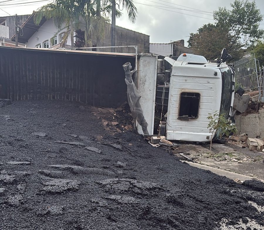 Caminhão carregado com massa de asfalto tomba ao perder freio e bater contra muro em Piedade