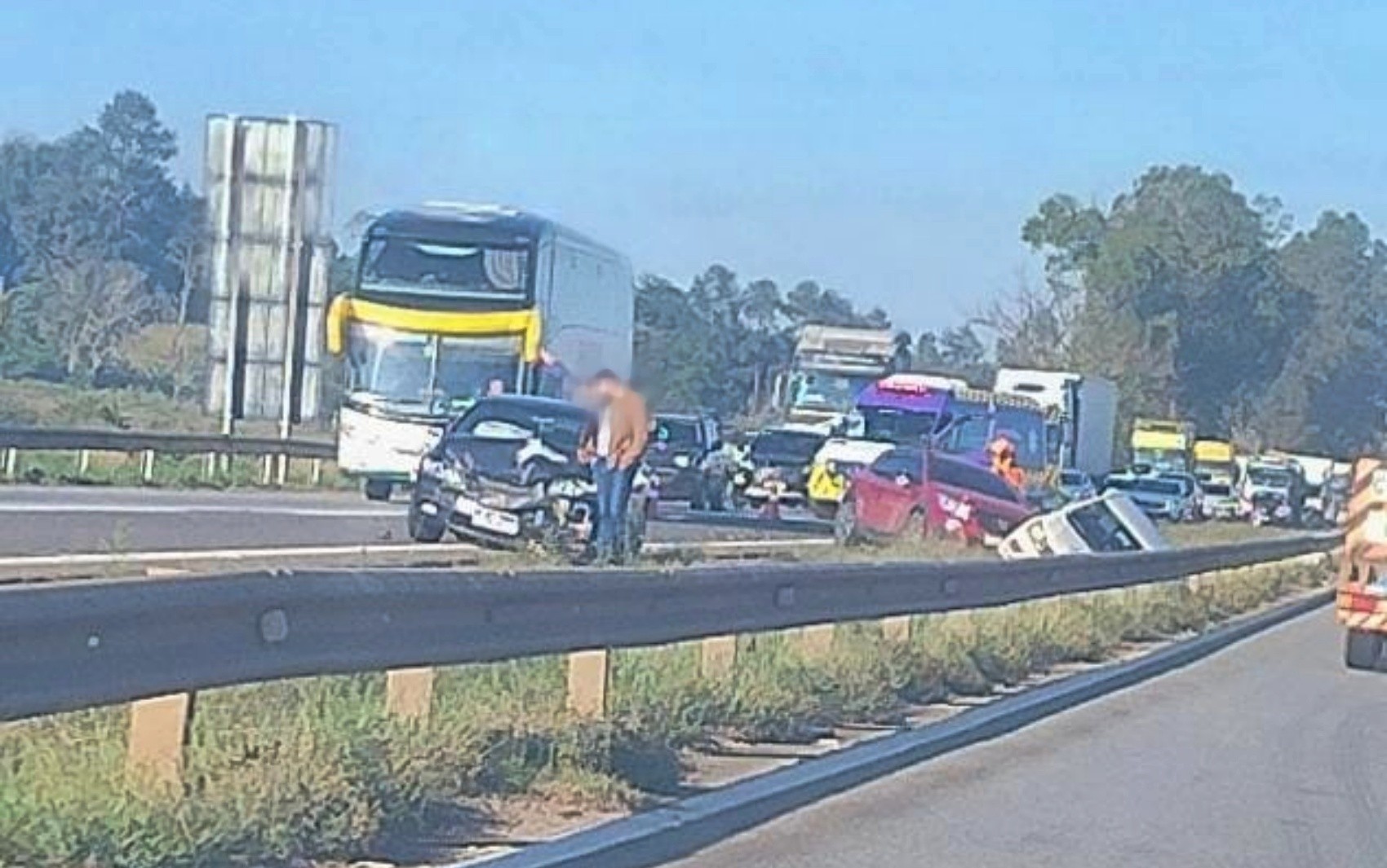 Engavetamentos e batida de carreta provocam lentidão na Fernão Dias, no Sul de Minas