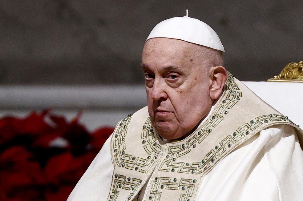 Foto mostra o papa durante a Missa do Galo, celebrada no Natal — Foto: Guglielmo Mangiapane/Reuters