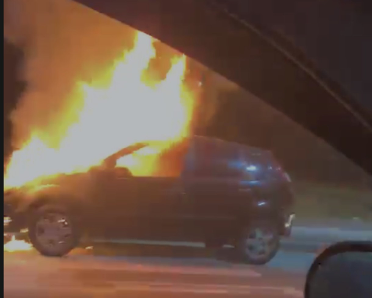Carro pega fogo e mobiliza Corpo de Bombeiros em Volta Redonda 