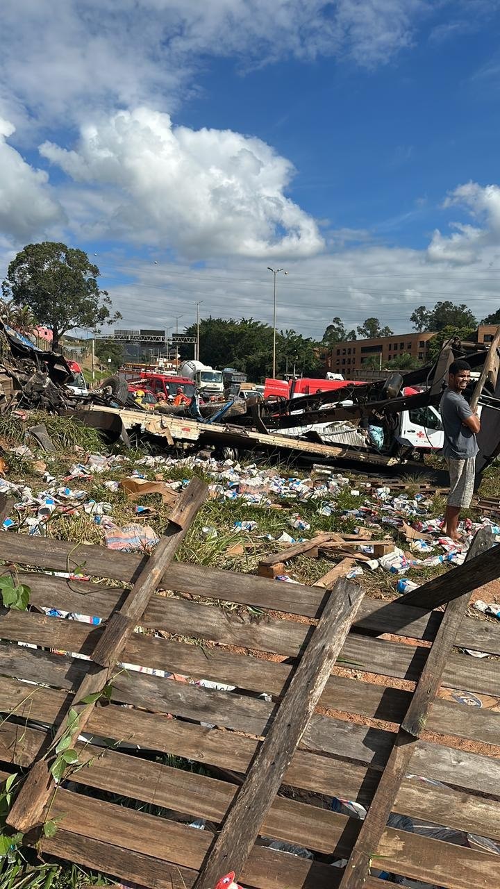 Caminhão de leite tomba em rodovia e deixa duas pessoas feridas em BH