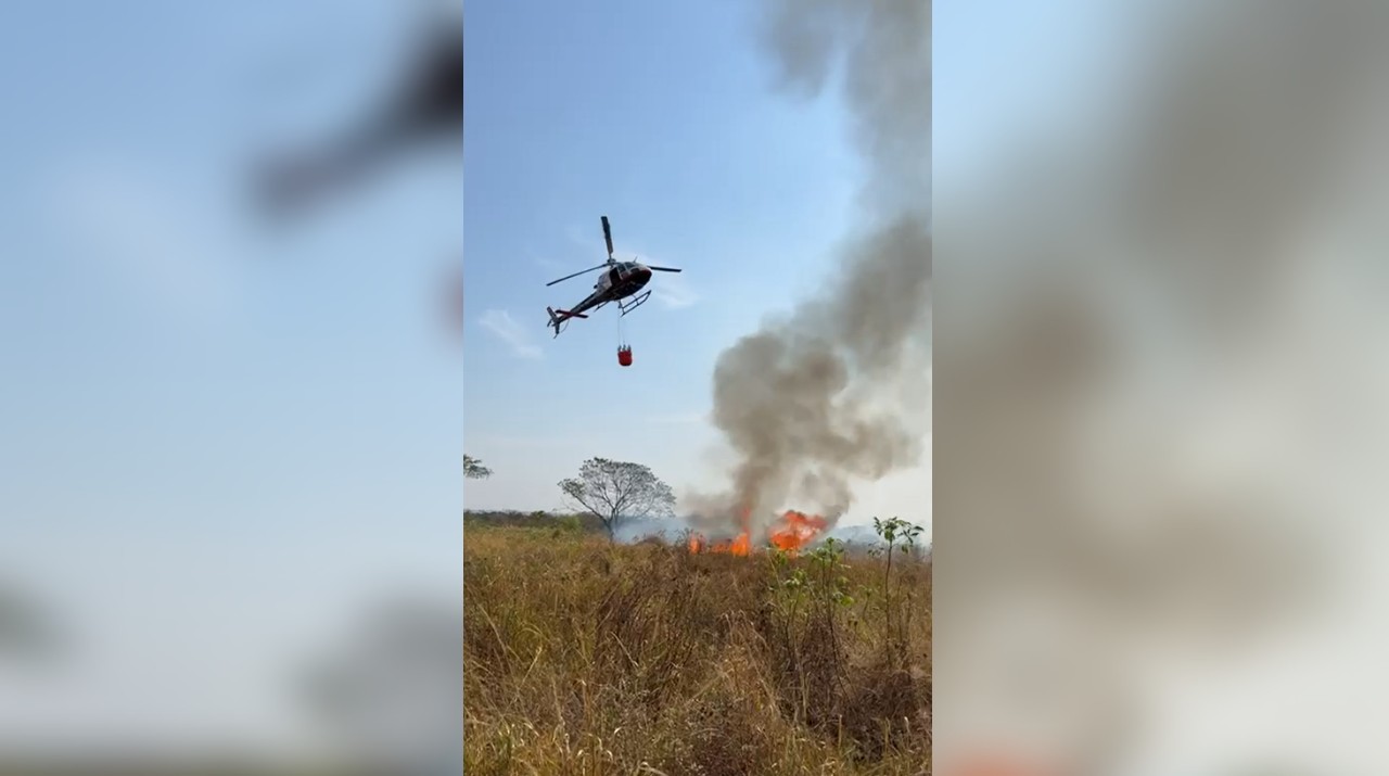 VÍDEO: avião agrícola e helicóptero travam 'guerra' contra incêndio em área de reserva florestal