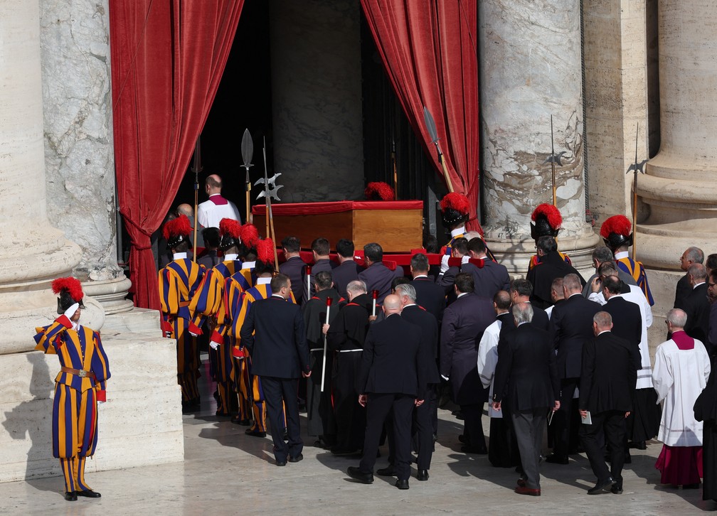 Corpo de papa Francisco chega à Basílica de São Pedro — Foto: REUTERS/Guglielmo Mangiapane