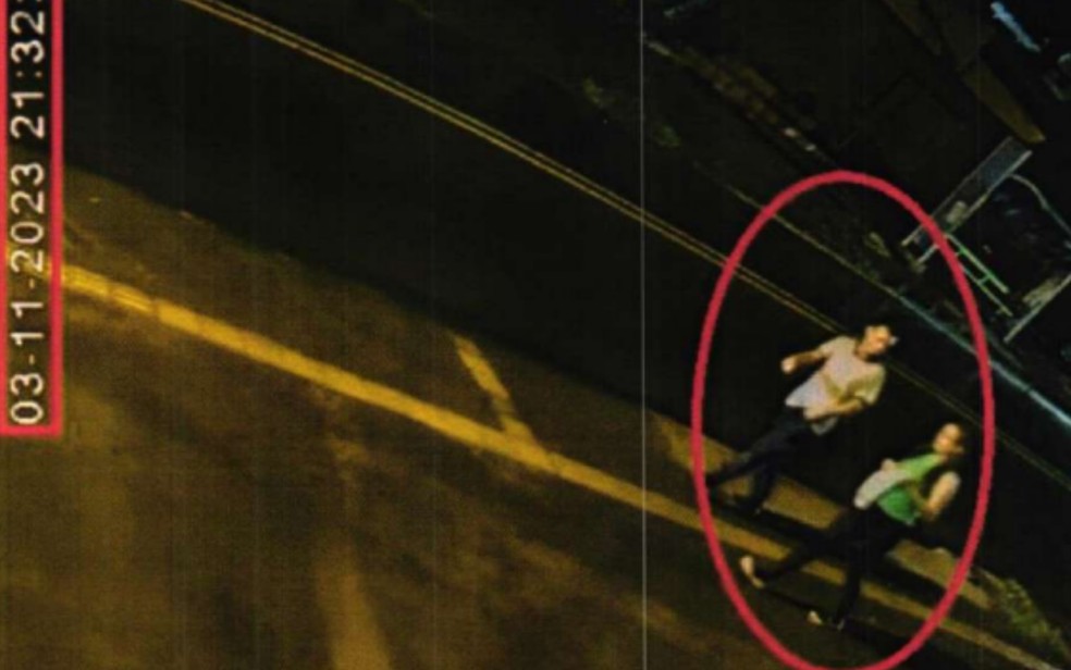 João de Lima Pereira caminhando com Izadora Alves de Faria em Goiânia, Goiás — Foto: Reprodução/Inquérito Policial