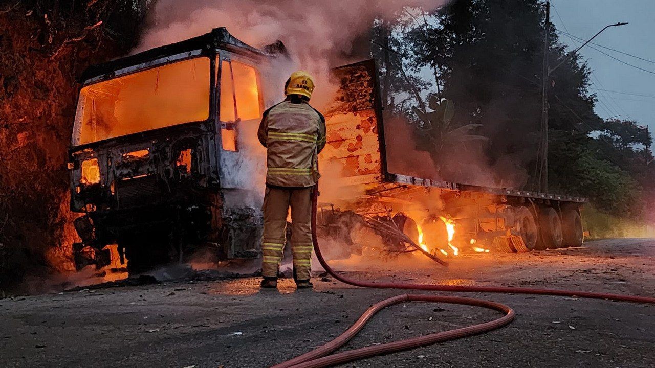 Fio de alta tensão se rompe, cai em chamas e destrói caminhão; FOTOS