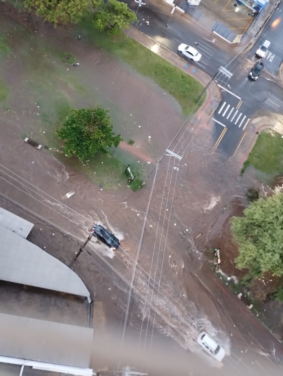 Trecho do Parque do Povo ficou alagado no cruzamento entre as avenidas 14 de Setembro e 11 de Maio e a Rua Donato Armelin — Foto: Andreia Vieira