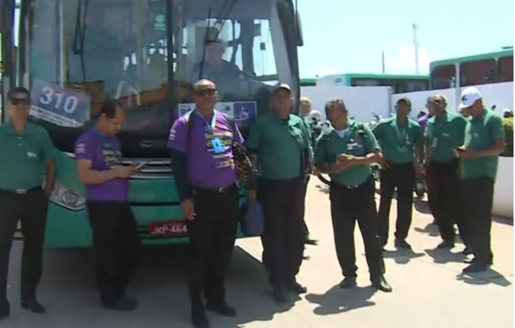 Ônibus da VRS Transportes são impedidos de deixar garagem em Aracaju