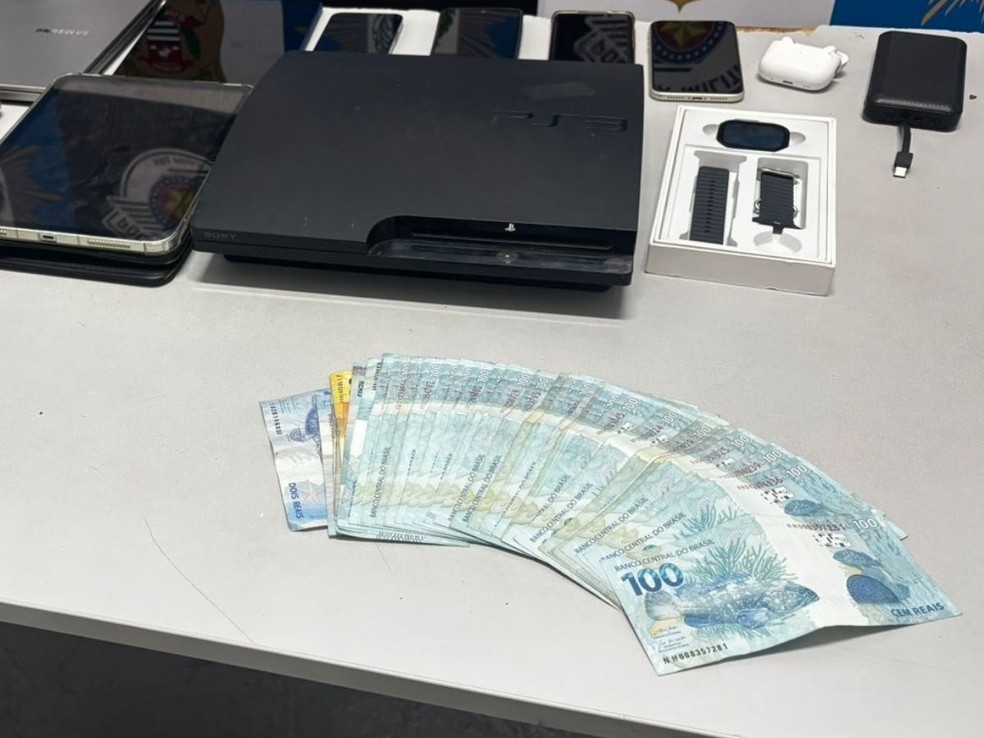 Rastreamento de tablet furtado em Dourados (MS) ajudou PM a prender dois suspeitos com diversos eletrônicos em ônibus em Campinas (SP), a mil quilômetros de distância — Foto: Polícia Militar Rodoviária/4º BPRv