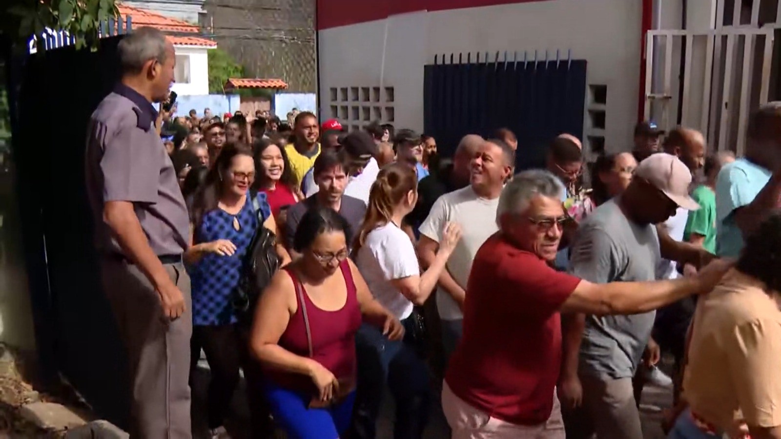 Vídeo mostra 'empurra-empurra' de eleitores para entrar em escola em Salvador