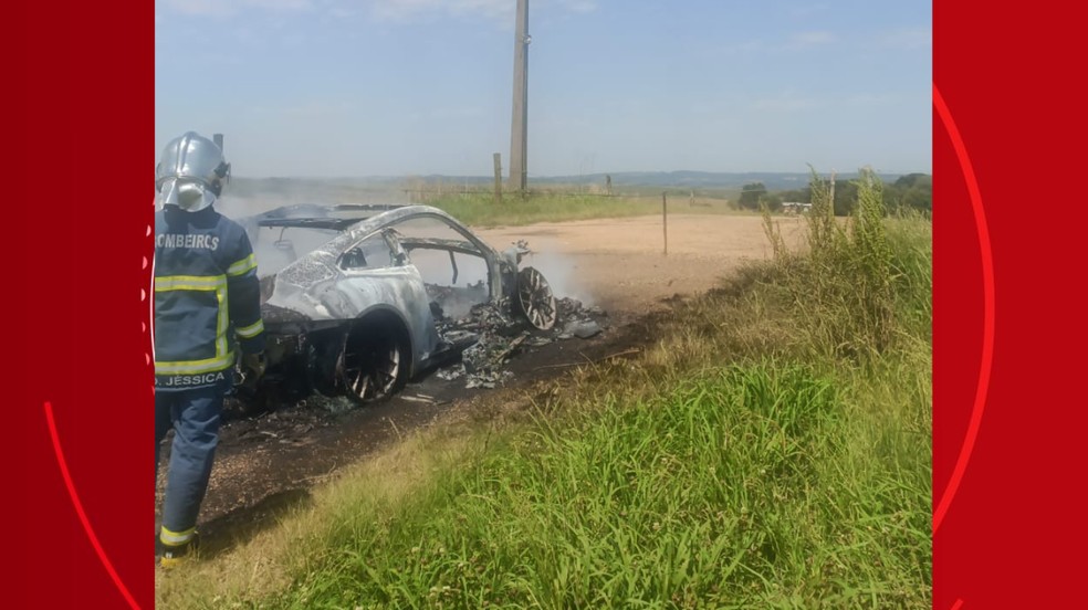Porsche foi destruído pelas chamas. — Foto: Reprodução