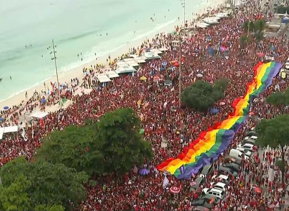 Apoiadores de Lula fazem ato em Copacabana, na Zona Sul do Rio — Foto: GloboNews