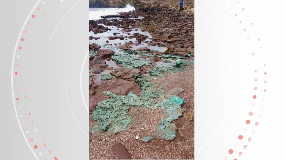 Rochas formadas por plástico tem aspecto esverdeado e foram encontradas na Ilha da Trindade, em Vitória — Foto: Reprodução/ Fernanda Avelar Santos