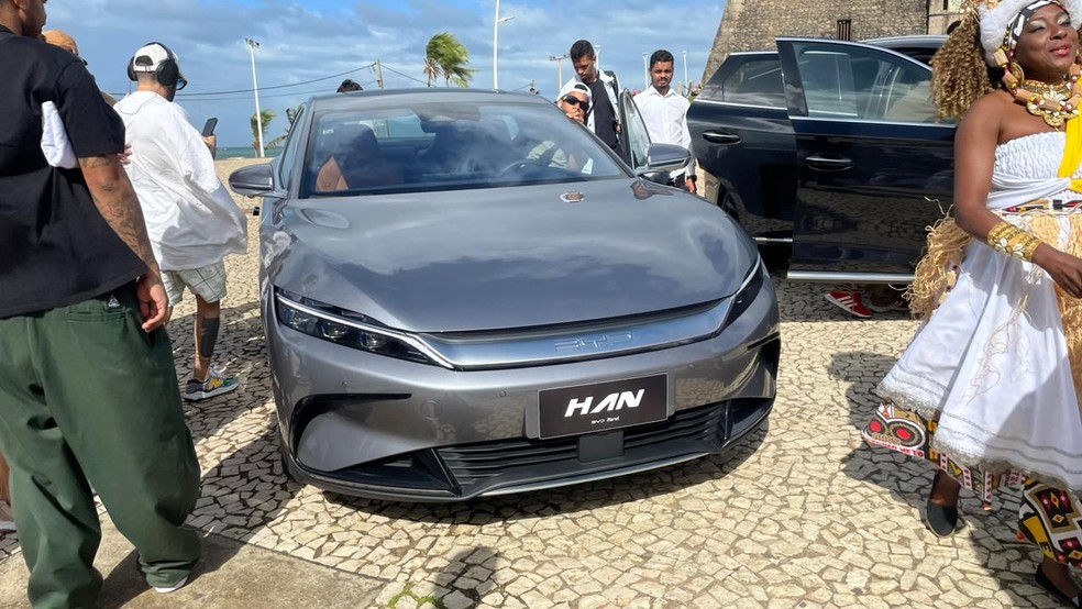 Modelo Han foi exibido em evento da BYD, no Farol da Barra, nesta terça — Foto: Itana Alencar/g1