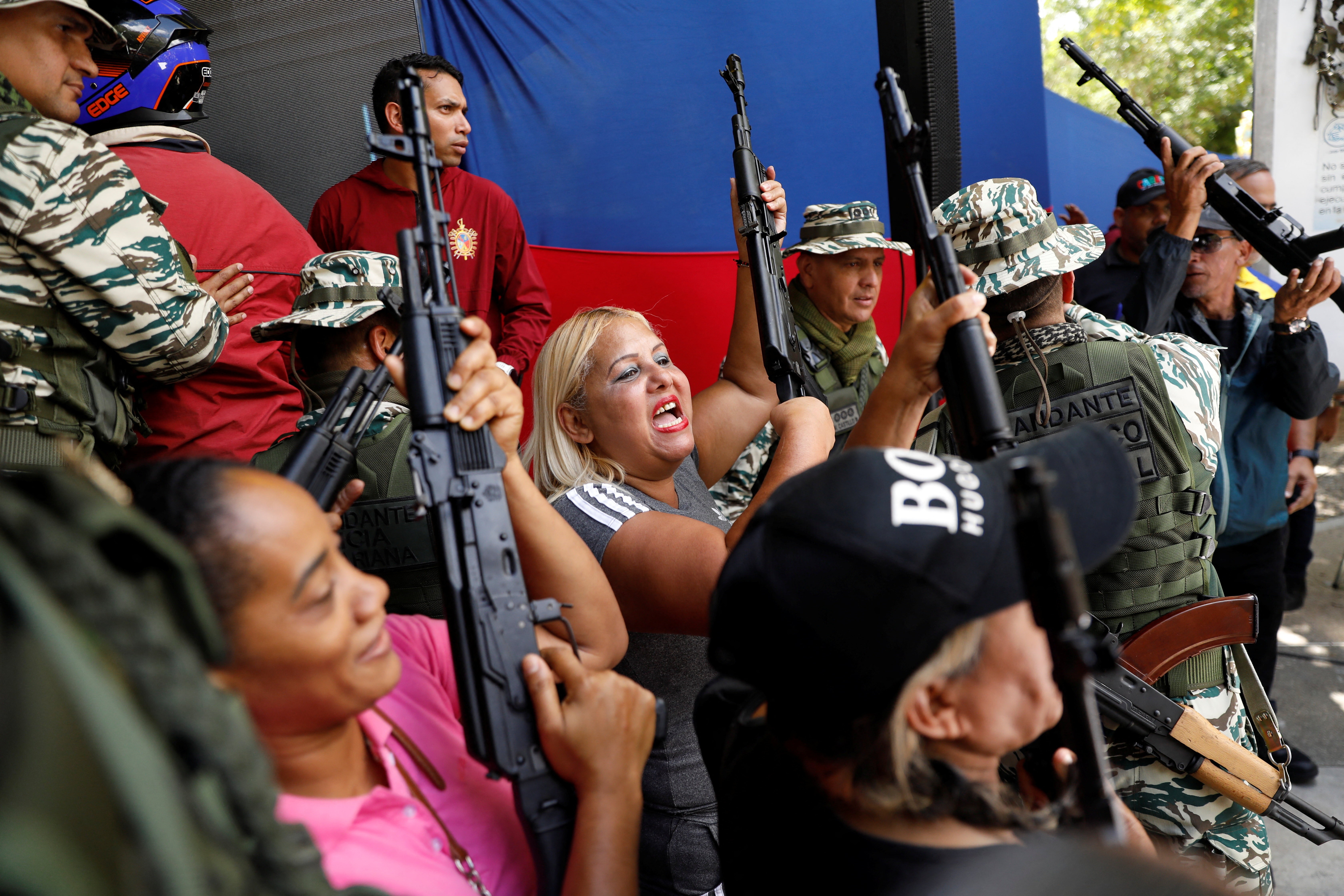 Trump posta vídeo de mulheres correndo com armas e zomba de treinamento militar de civis na Venezuela: 'Ameaça séria'
